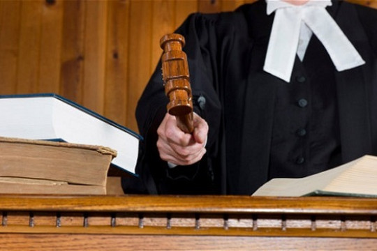 Lotto 6 aus 49 millionaire sues Bankers
