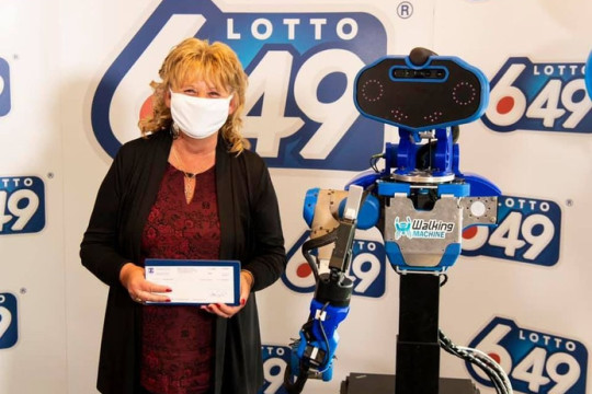 Life Sized Robot Presents $6m Lotto 6/49 Cheque