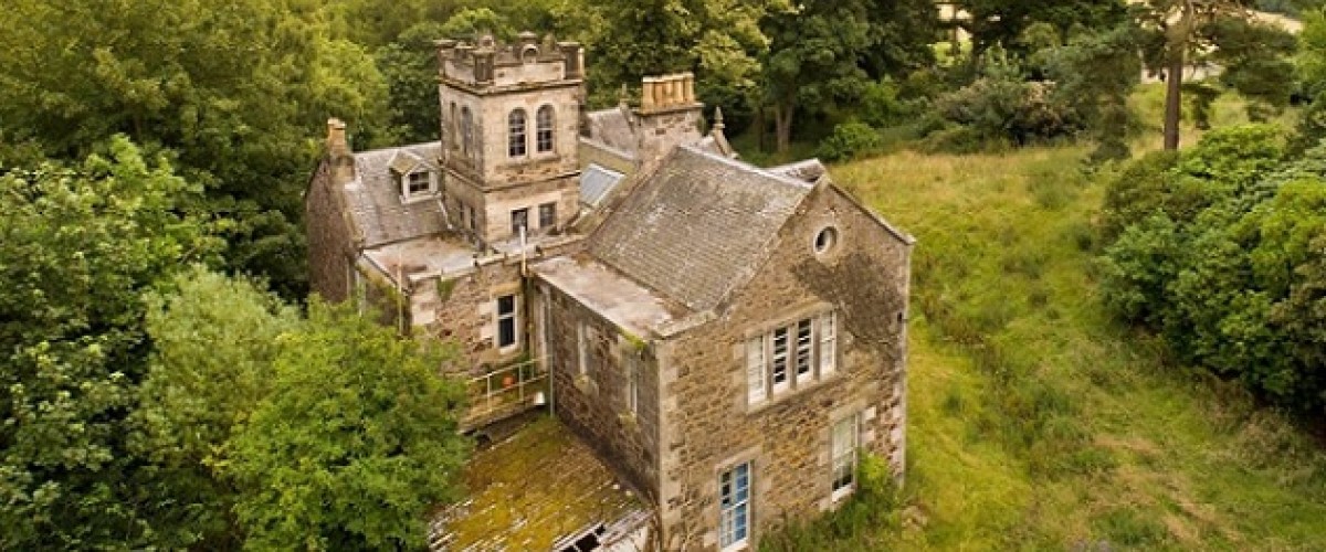 Has £148m EuroMillions winner Gillian Bayford bought a castle in Fife?